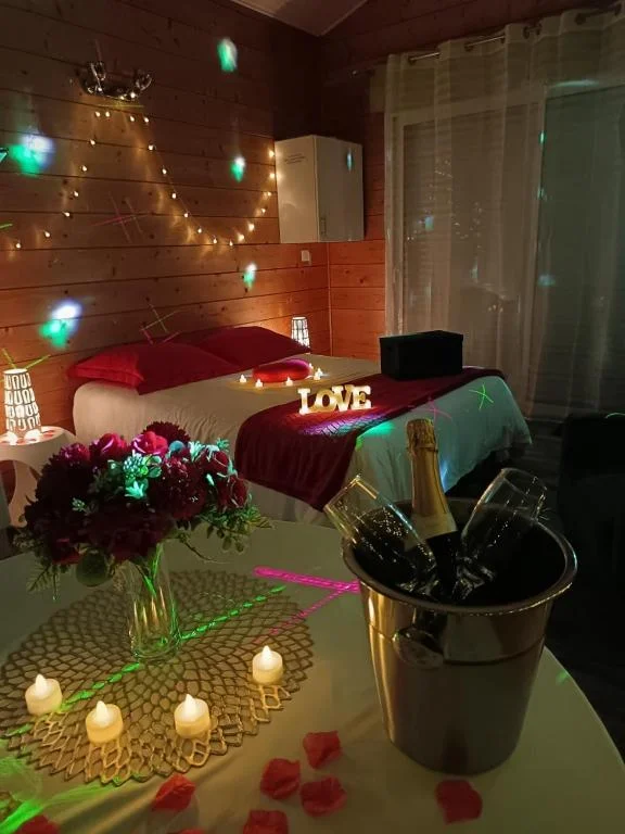 Séjour romantique pour deux en gîte avec ambiance Love Room — 33480 Brach