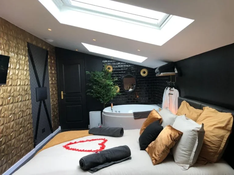 Playroom et Nuit Insolite — 33240 Aubie-Et-Espessas