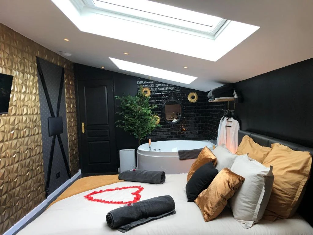 Playroom et Nuit Insolite — 33240 Aubie-Et-Espessas