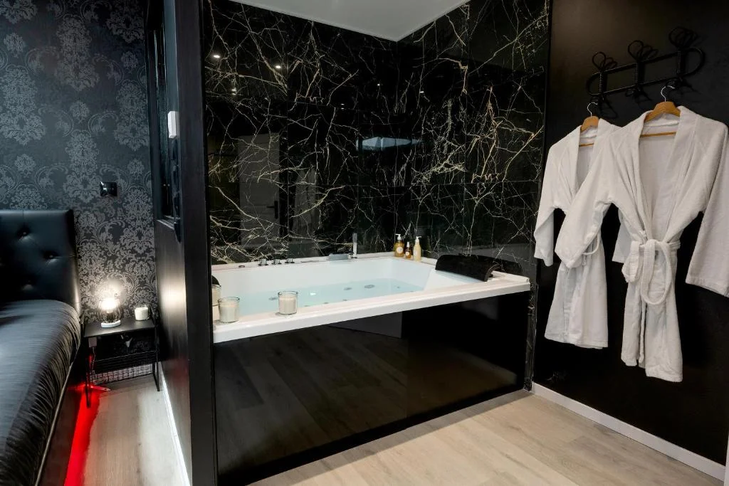 Love Room jacuzzi